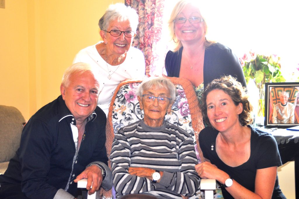 Sur la photo, Louiselle Guertin est entourée du conseiller municipal, Jean-Claude Massie, et de Marie-Christine Lespérance, coordonnatrice récréotouristique à la municipalité de Saint-Adolphe-d'Howard. À l'arrière, sa sœur Lucille Beaupré et Chantal Roy, directrice générale du Manoir Saint-Adolphe. - Photo TC Media - Daniel Deslauriers