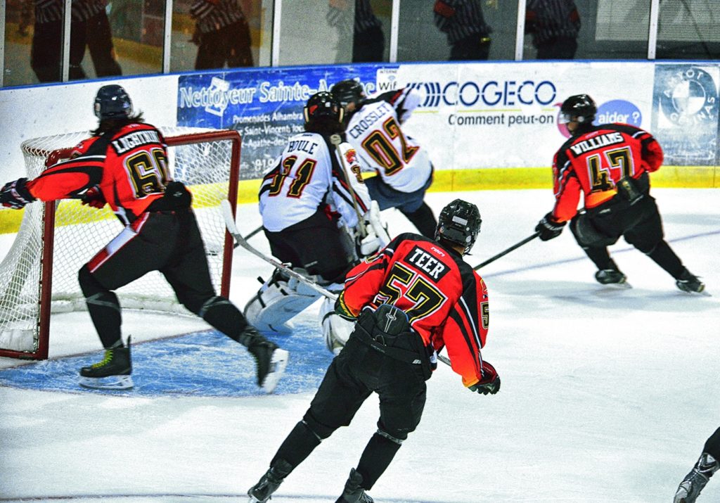 On tourne « Hit The Ice » à l’aréna de Sainte-Agathe