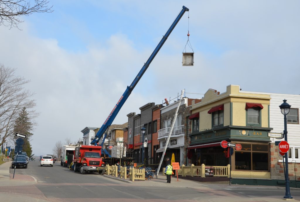 Une deuxième grue apparaît au centre-ville