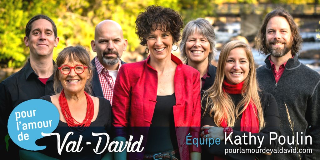 La candidate à la mairie de Val-David, Kathy Poulin, est fière de son équipe. - Crédit photo Nicholas Legault