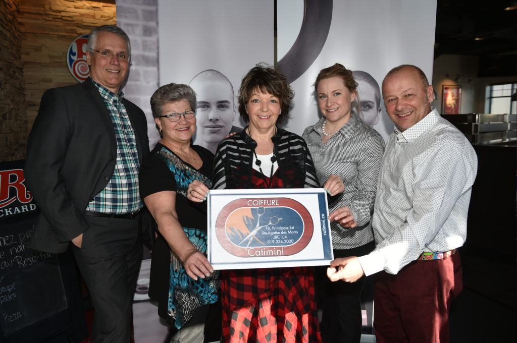 Les gens pourront participer au défi têtes rasées chez Coiffure Catimini de Sainte-Agathe-des-Monts le 19 juin. De gauche à droite Luc Charpentier de Leucan, Claire Beaulieu du défi de Sainte-Agathe, Pauline Bélanger du défi de Sainte-Agathe, Caroline Boisvert de Leucan et Mario Fournelle du défi de Sainte-Agathe. Absent sur la photo, Jean-François Blondin, aussi organisateur à Sainte-Agathe. - Photo TC Media - Élaine Nicol