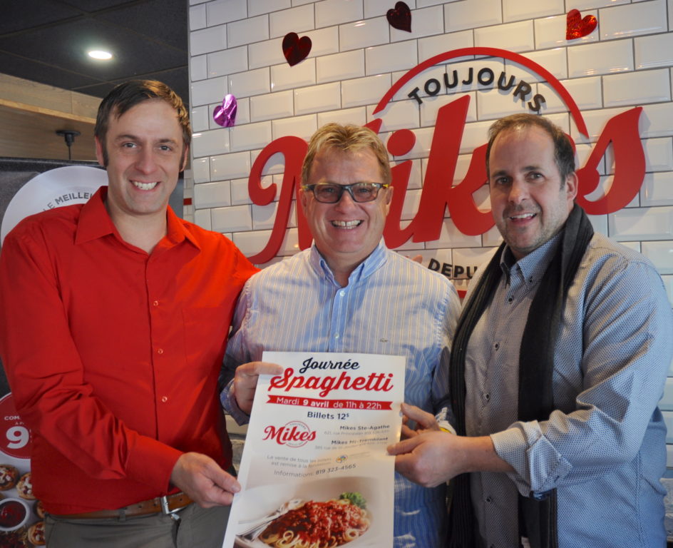 David Constantineau (propriétaire du Restaurant Mikes Sainte-Agathe), Daniel Desjardins (DG de la Fondation médicale) et Jocelyn Lafrenière (propriétaire du Restaurant Mikes Mont-Tremblant) vous invitent à la journée spaghetti du 9 avril. - Photo gracieuseté