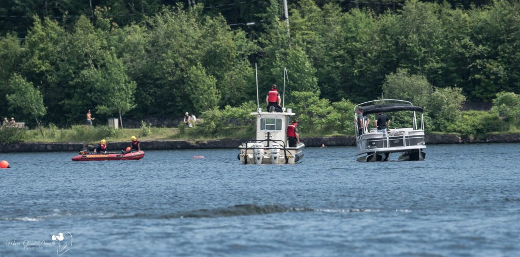 Des recherches se sont déroulées samedi et dimanche pour retrouver un jeune homme disparu dans les eaux du lac des Sables. - Photo Marie-Claude Paquette