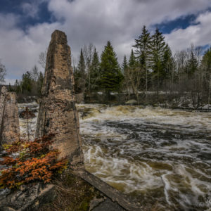 Plusieurs cours d’eau de la région, dont la rivière du Nord à Sainte-Agathe croquée sur le vif par Marie-Claude Paquette, ont atteint leur seuil d’inondation mineur cette semaine. (Photo Marie-Claude Paquette)