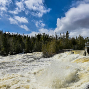 Plusieurs cours d’eau de la région, dont la rivière du Nord à Sainte-Agathe croquée sur le vif par Marie-Claude Paquette, ont atteint leur seuil d’inondation mineur cette semaine. (Photo Marie-Claude Paquette)