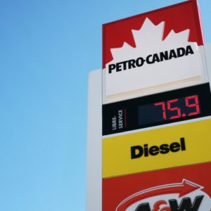 Le prix de l'essence a dégringolé depuis le début de la crise liée à la COVID-19. Cette photo a bien été prise le 7 avril 2020. (Photo L'info du Nord - Marilou Séguin)