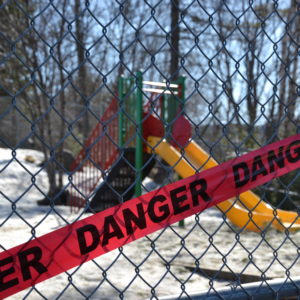 Aucun rire d'enfant ne résonne dans la cours de l'école St-Jean Baptiste à Val-David. Les écoles et les parcs sont fermés pour des raison de sécurité. (Photo L'info du Nord -Marilou Séguin)