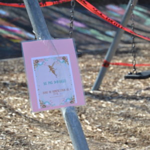Des affiches accrochées sur les modules de jeux fermés viennent adoucir les banderoles « danger » en expliquant qu’il s’agit d’une zone de nidification de licornes ou de fées qu’il ne faut pas déranger. (Photo L'info du Nord - Marilou Séguin)
