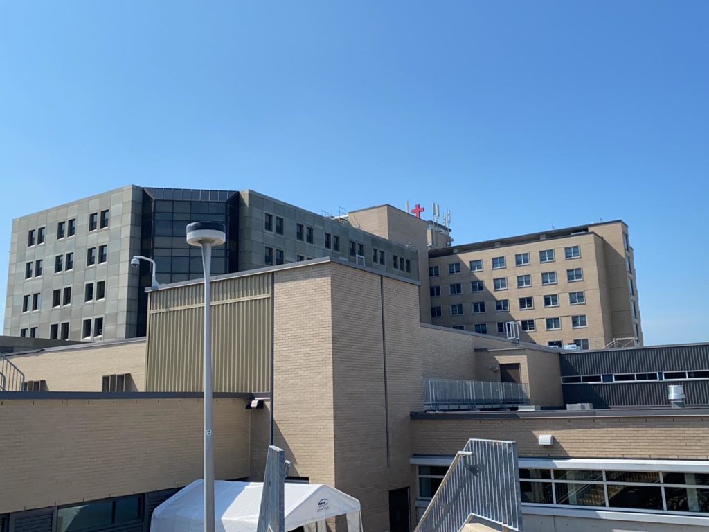 Le complexe temporaire viendra pallier le manque d'espaces disponibles à l’Hôpital de Saint-Jérôme notamment en prévision de mieux répondre aux besoins qui découleront de la deuxième vague de la COVID-19 indique Québec. (Photo L’info du Nord - Archives)