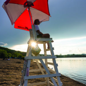 Un sauveteur en fonction au coucher de soleil, grâce à eux on a pu donner accès aux plages pour permettre de passer à travers les journées chaudes. (Photo André Chevrier)