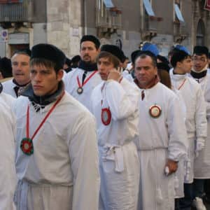 Pèlerins, tout habillés de blanc et portant un bonnet noir, tirant la fercola qui contient les reliques de sainte Agathe dans les rues de Catane. (Photo Gérard Coderre)