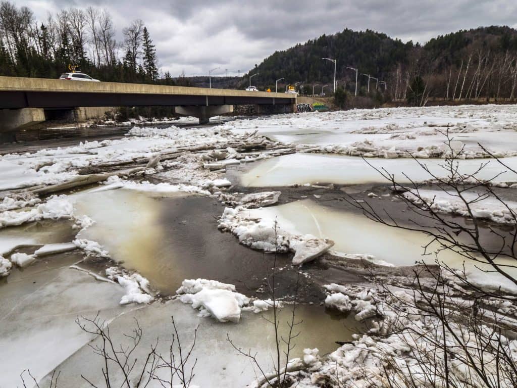 On craignait un débordement sous le pont de la 117 à La Conception où on remarque un embâcle. Pour l’instant, la situation est sous contrôle, disent les autorités. (Photo gracieuseté – Jean-Marie Savard)