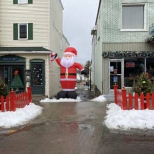 Un père Noël gonflable faisait partie du décor. (Photo L’info du Nord – Sarah St-Denis)
