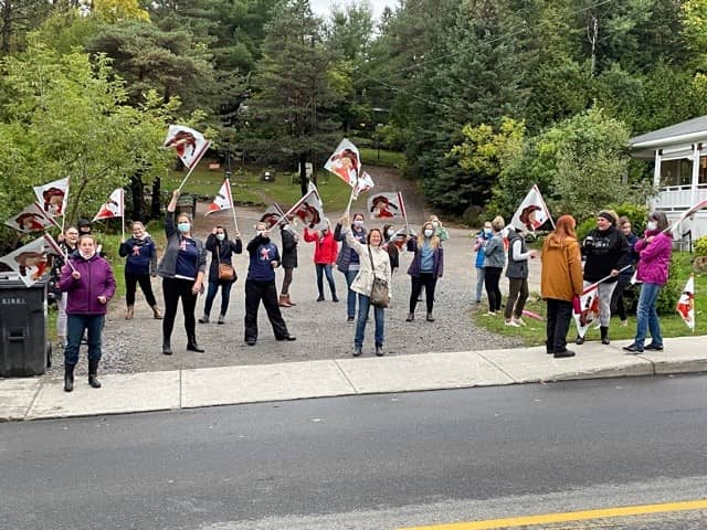 Le personnel du CPE l’Antre-Temps ont profité de la journée du 100e anniversaire de la centrale pour exercer une première journée de grève. (Photo gracieuseté)