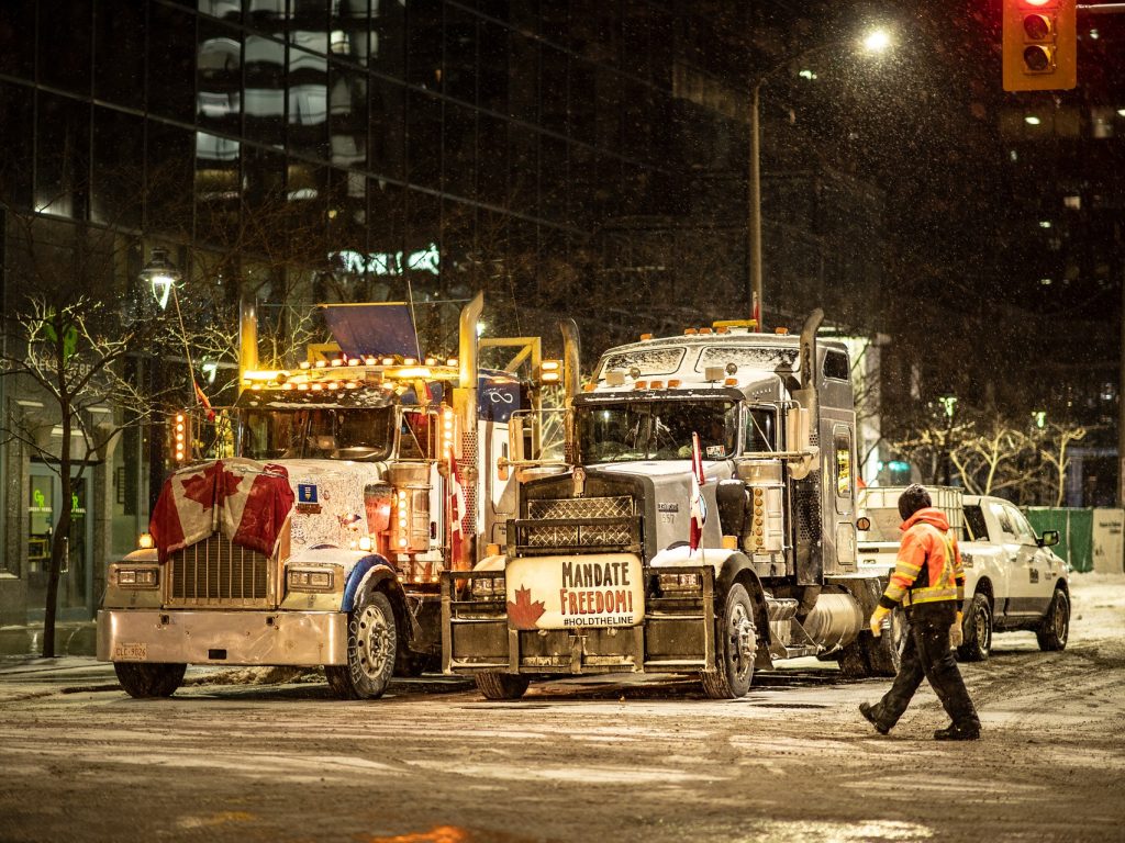 Le recours à la Loi sur les mesures d’urgence dénoncé au Québec