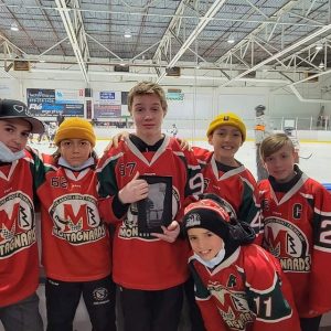 Jacob Martin(au centre) a terminé meilleur pointeur de la division centrale au niveau M13 AA(Photo gracieuseté)