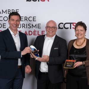 Marc Tassé et Karin Stocker, dont l’entreprise Promotions INNOV a pignon sur rue à Ste-Agathe, ont remporté le prix  « Reconnaissance à une entreprise extérieure » lors du Gala de la Nuit Adéloise 2022. (Photo André Chevrier)