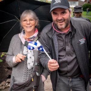 Le maire de Sainte-Agathe Frédéric Broué en compagnie de Sarah Hawkins. (Photo André Chevrier)