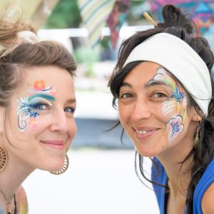 Claudine Thibault et Myrianne Parent, maquilleuses à Val-David . (Photo André Chevrier)