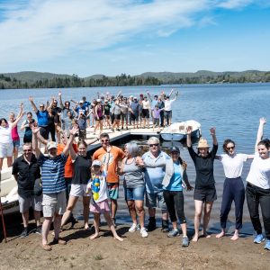 Des membres bénévoles de l’École de voile à Sainte-Agathe ont fait une corvée nettoyage pour son ouverture au Lac des Sables.