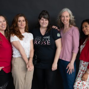 Des bénévoles ont travaillé à la prise de photos au Théâtre du Marais pour la séance de photos dans le cadre de : Une pose pour le rose, une collecte de fonds au profit de la Société canadienne du cancer, spécifiquement dédiée au cancer du sein.