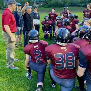 Bras en l’air, coach David Prégent a félicité ses joueurs au terme d’un match enlevant qu’ils venaient de livrer face aux représentants de la Trois-Rivières. Coach Érick Lapointe (chandail rouge) observe la scène (Photo L’info du Nord – René-Pierre Beaudry)