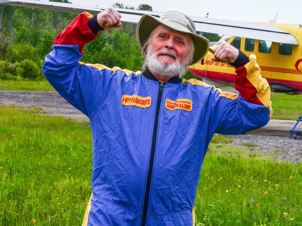 Il saute en parachute pour ses 80 ans