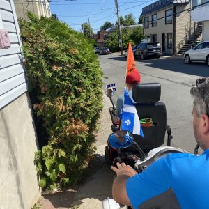 Le maire Frédéric Broué et Charles Archambault circulant dans les rues de Sainte-Agathe. ( Photo: L’Info du Nord- Martin Dumont) 