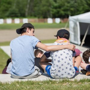 Être animateur de camp, c’est aussi être attentif aux émotions des enfants. (Photo: gracieuseté)