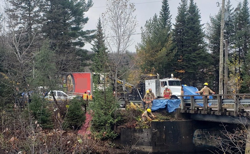 Un camionneur contrevient à la signalisation et provoque un incident écologique