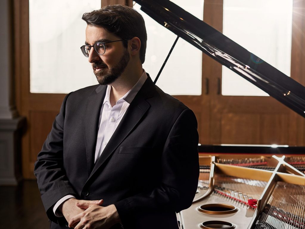 Le pianiste Charles Richard-Hamelin est de passage au Théâtre le Patriote