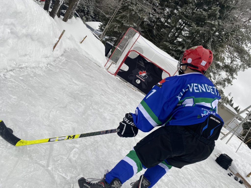 Un jeune diabétique performe au hockey malgré la maladie