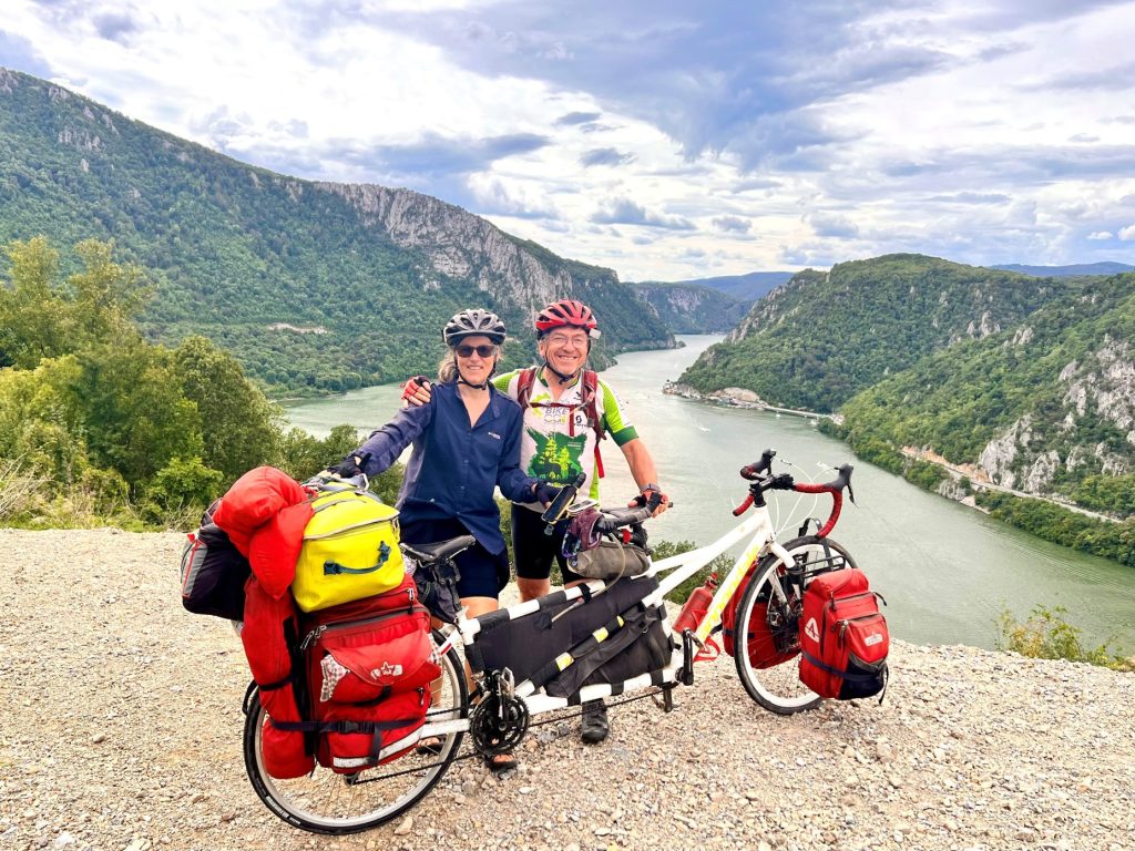 Deux globetrotteurs découvrent le monde à vélo