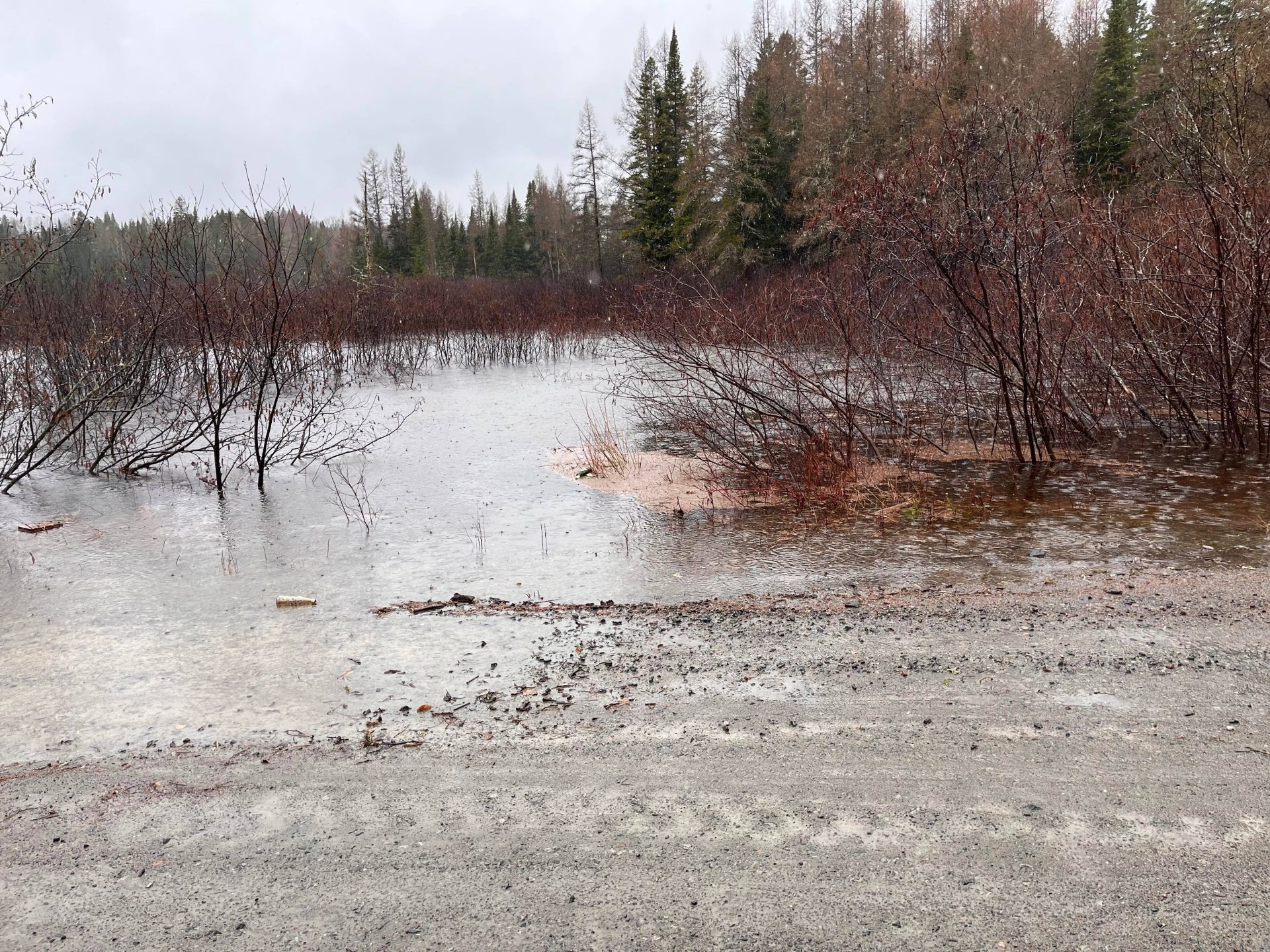 inondation, eau déborde sur chemin