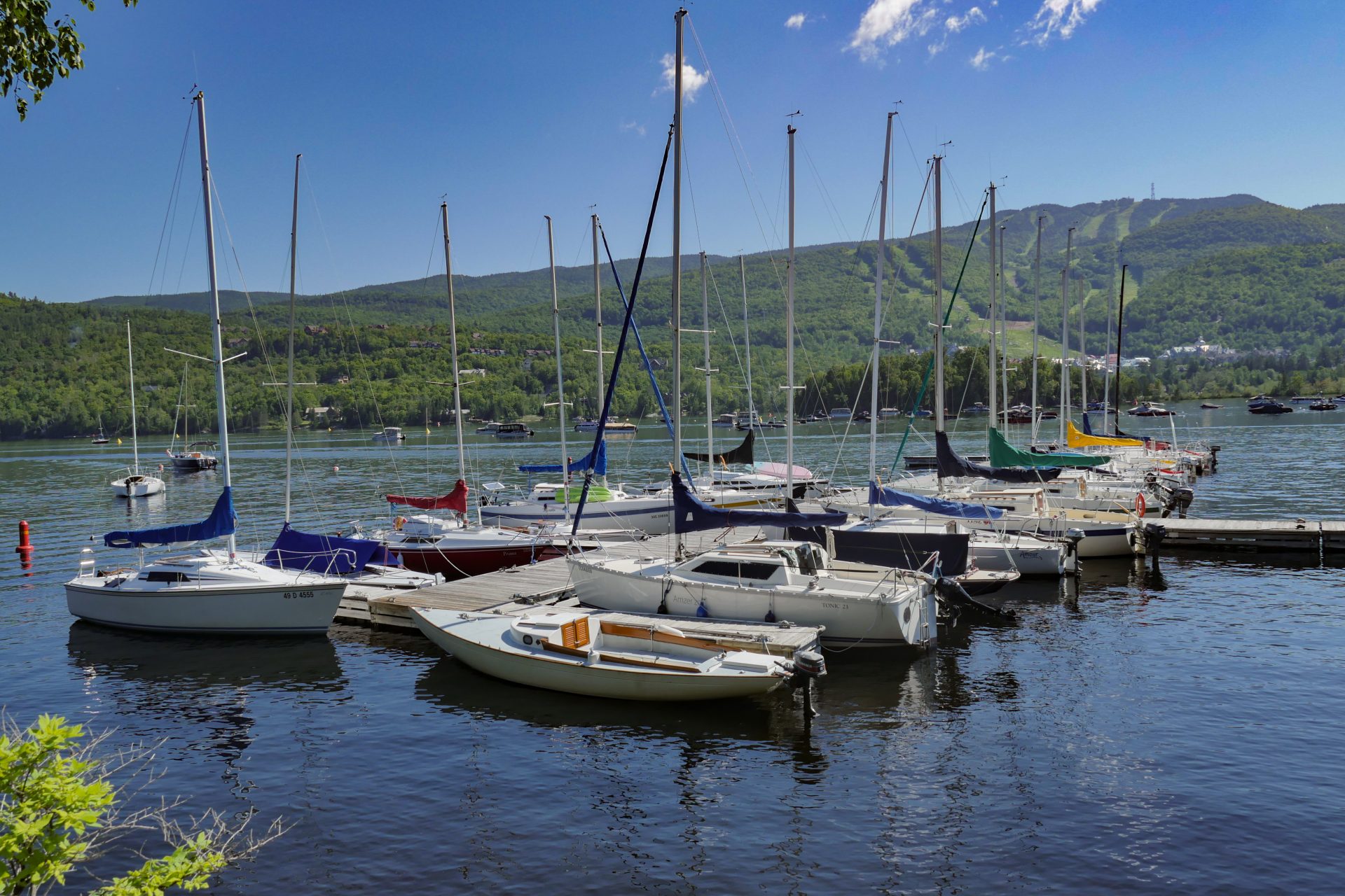 photo de la vue d'un lac avec des voiliers au premier plan.