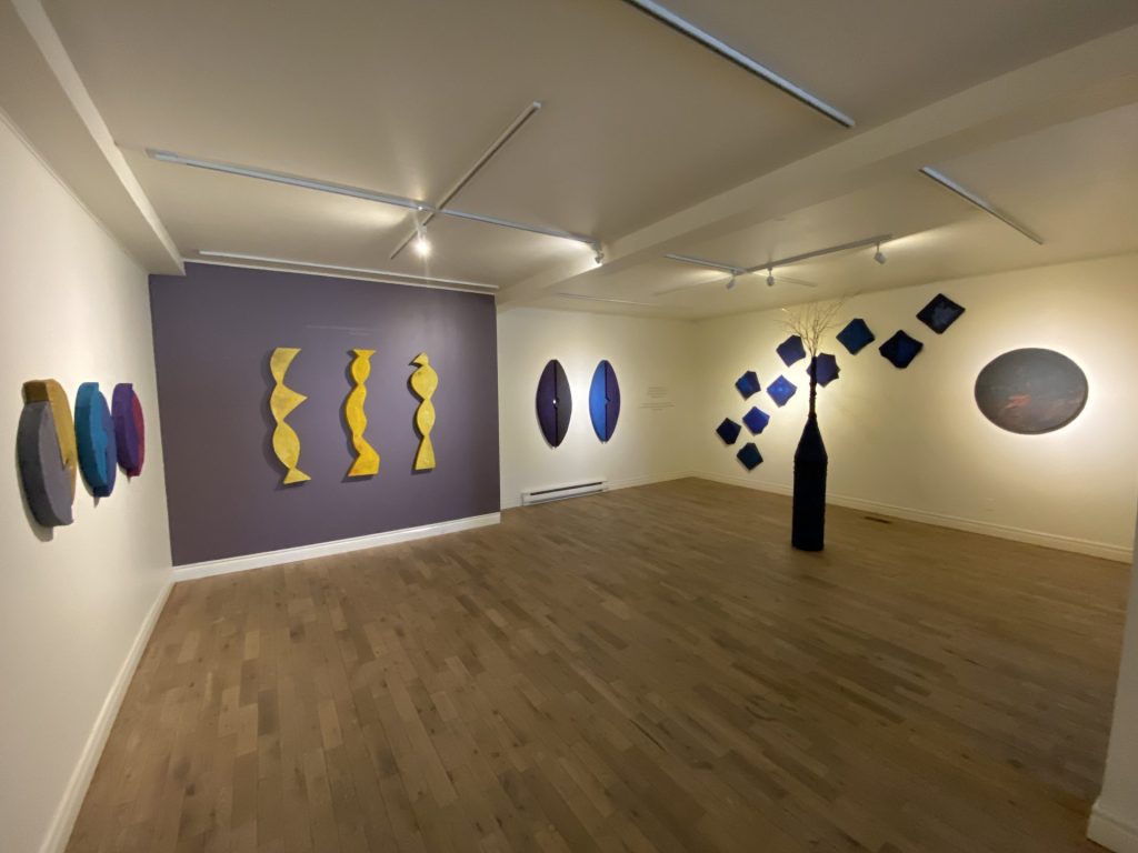 des scoptures colorées dans une salle d'exposition