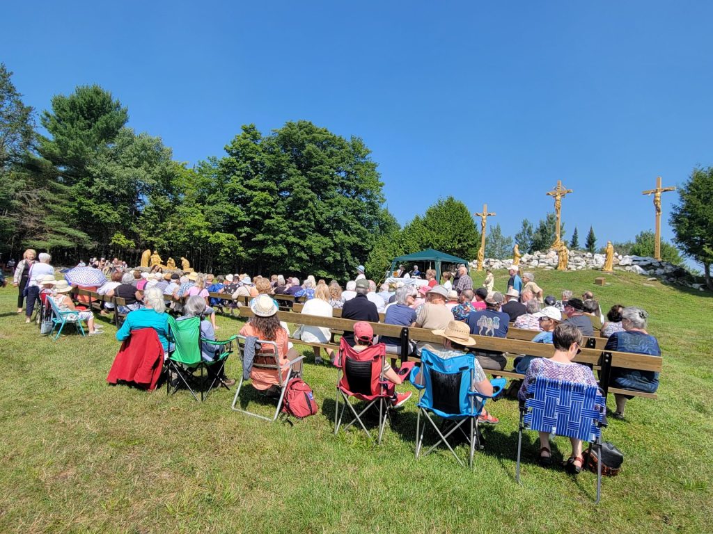 Plus de 200 personnes ont assisté à la messe annuelle au Calvaire d’Huberdeau