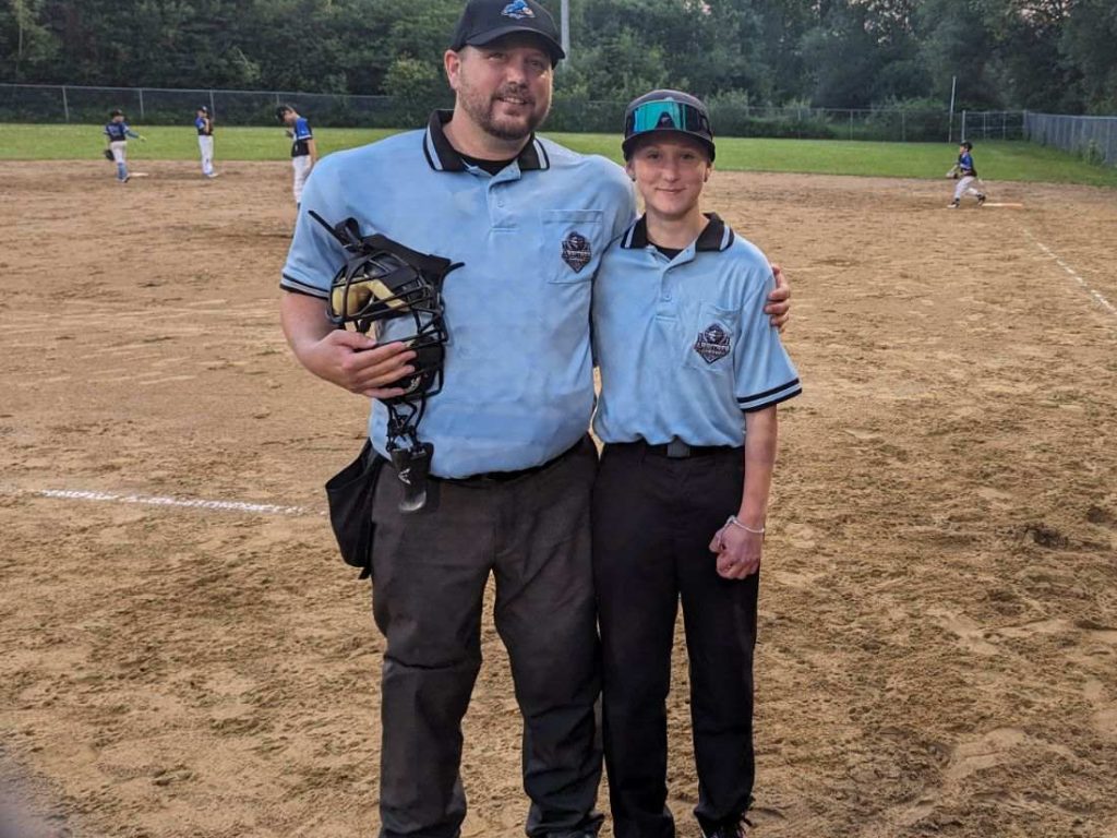 Un père et sa fille arbitre au baseball