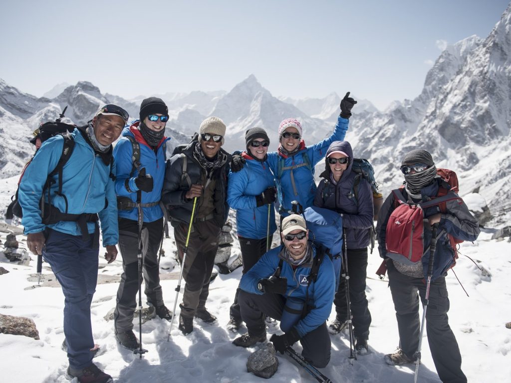 des aventuriers dans les montagnes du Népal