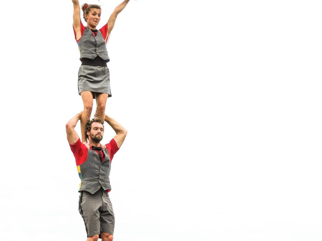 trois acrobates empilés sur leurs épaules forme une tour