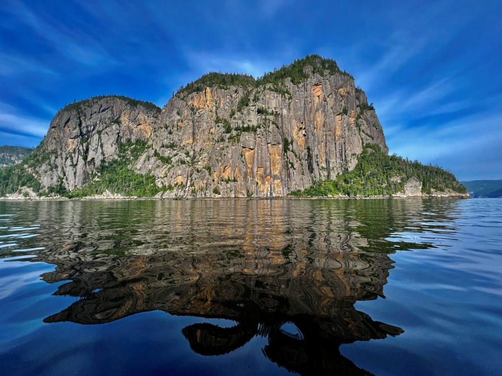 un cap rocheux sur le fjord du Saguenay