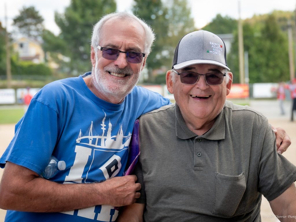 deux hommes âgés souriants