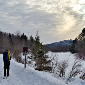 La Boucle blanche Est propose du ski hors-piste avec du ski mixte utilisant parfois des sentiers entretenus comme le P'tit Train du Nord. (Photo Jean-François Girard)