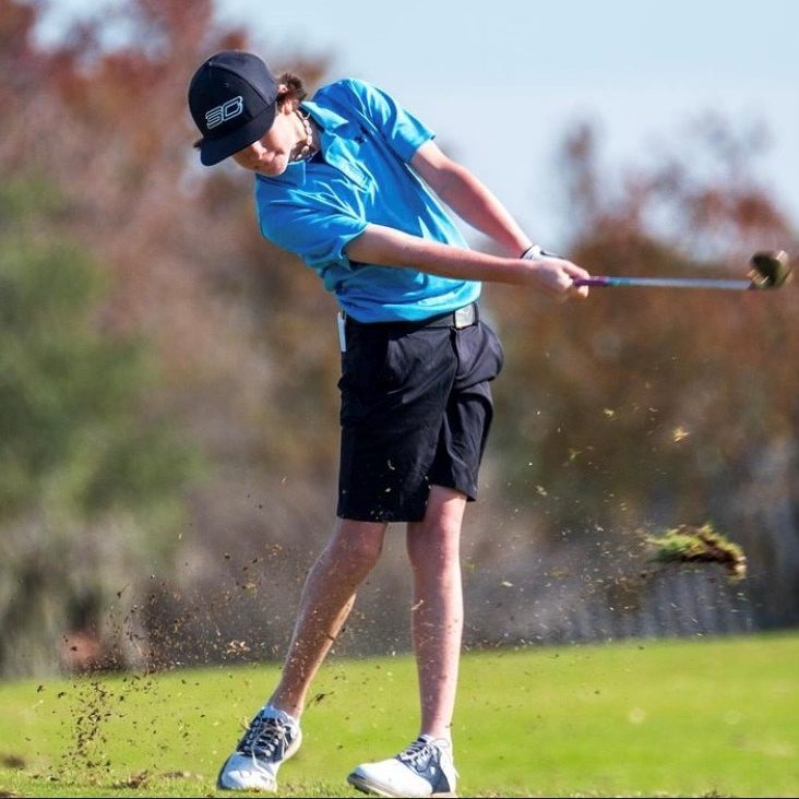 Un adolescent dans son élan au golf