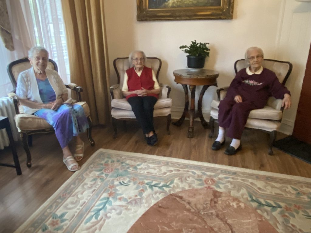 3 dames âgées assises sur des chaises