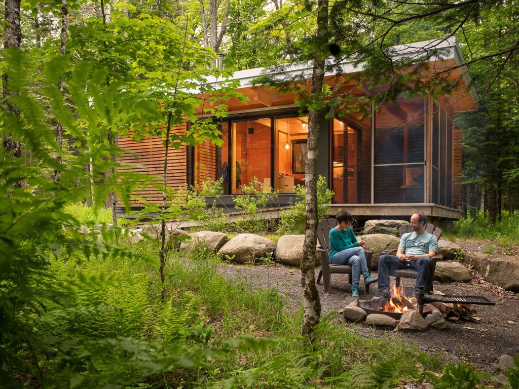 Un couple devant un chalet