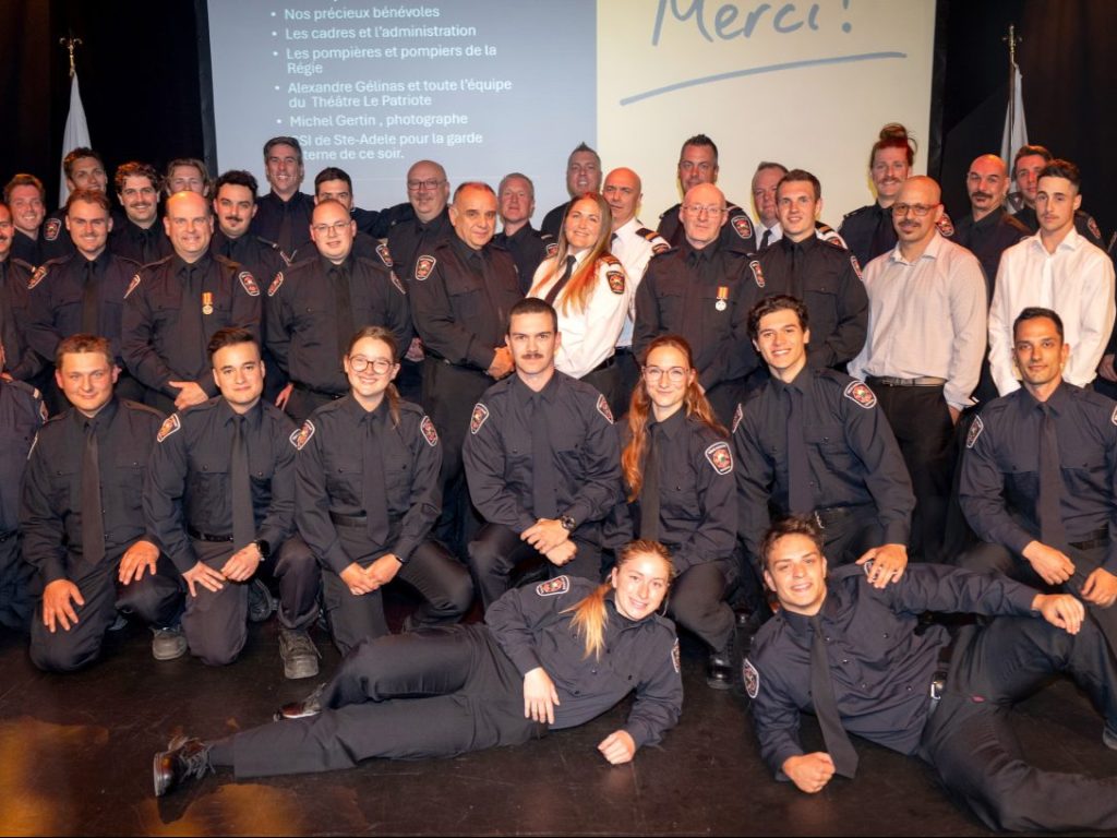 plusieurs pompiers réunis sur une scène